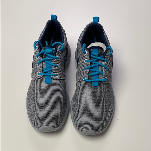 Nike Roshe Sneakers - Picture 2 of 5